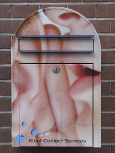 908479 Afbeelding van een moderne brievenbus op de gevel van het pand Nicolaas Beetsstraat 222 te Utrecht, met een ...